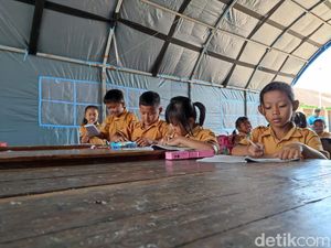 Takut Atap Ambruk, Siswa SDN 2 Karangpatihan Ponorogo Belajar di Tenda Takut Atap Ambruk, Siswa SDN 2 Karangpatihan Ponorogo Belajar di Tenda