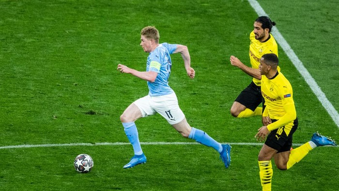 DORTMUND, GERMANY - APRIL 14: Kevin De Bruyne of Manchester runs with the ball during the UEFA Champions League Quarter Final Second Leg match between Borussia Dortmund and Manchester City at Signal Iduna Park on April 14, 2021 in Dortmund, Germany. (Photo by Mika Volkmann/Getty Images)