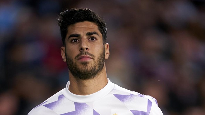 VIGO, SPAIN - AUGUST 20: Marco Asensio of Real Madrid warms up during the LaLiga Santander match between RC Celta and Real Madrid CF at Estadio Balaidos on August 20, 2022 in Vigo, Spain. (Photo by Manuel Queimadelos/Quality Sport Images/Getty Images)