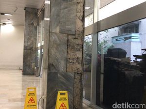 Waduh, Marmer di Pilar Gedung Nusantara III DPR Copot Waduh, Marmer di Pilar Gedung Nusantara III DPR Copot
