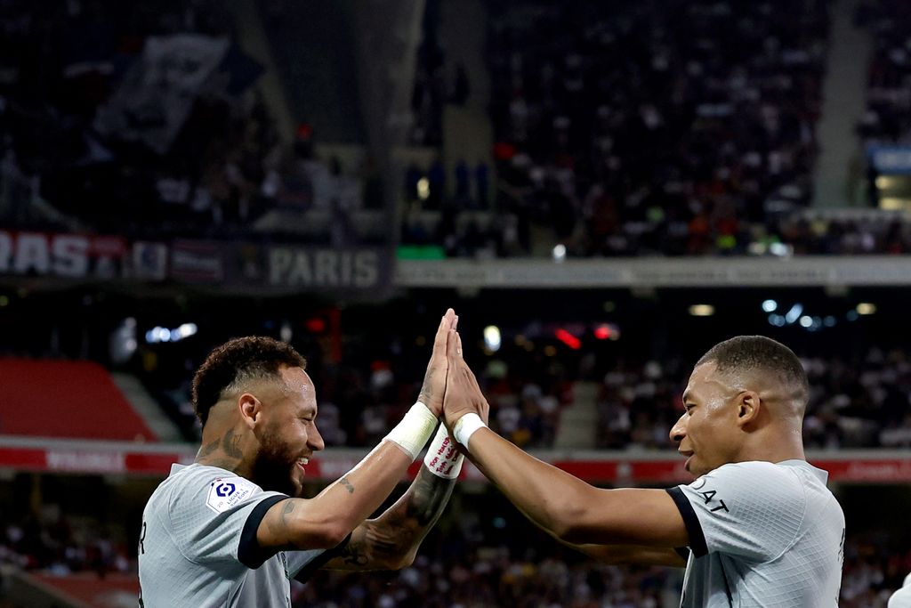 LILLE, FRANCE - AUGUST 21: Neymar Jr of Paris Saint Germain Kylian Mbappe of Paris Saint Germain  during the French League 1  match between Lille v Paris Saint Germain at the Stade Pierre Mauroy on August 21, 2022 in Lille France (Photo by Rico Brouwer/Soccrates/Getty Images)