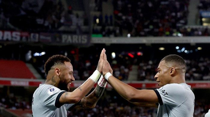 LILLE, FRANCE - AUGUST 21: Neymar Jr of Paris Saint Germain Kylian Mbappe of Paris Saint Germain  during the French League 1  match between Lille v Paris Saint Germain at the Stade Pierre Mauroy on August 21, 2022 in Lille France (Photo by Rico Brouwer/Soccrates/Getty Images)