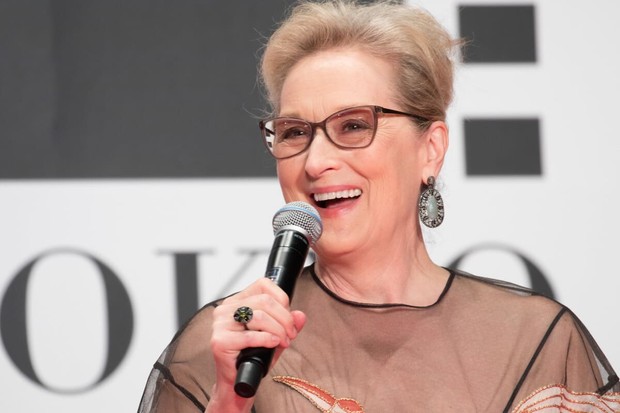 Meryl Streep menjadi selebritas perempuan yang berhasil meraih gelar doktor kehormatan