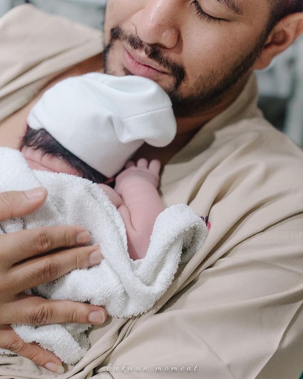 Foto Ammar Zoni memeluk putri kecilnya yang diunggah Irish Bella lewat instagram.