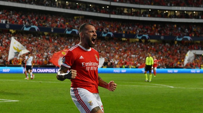 LISBON, PORTUGAL - AUGUST 23: Nicolás Otamendi of Benfica scores and celebrates during the UEFA Champions League Play-Off Second Leg match between SL Benfica and Dynamo Kyiv at Estadio da Luz on August 23, 2022 in Lisbon, Portugal. (Photo by Zed Jameson/MB Media/Getty Images)