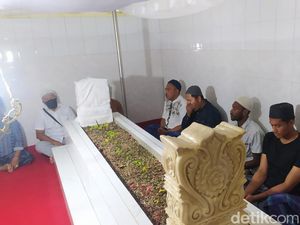 Pemain Persela Ziarah ke Makam Mbah Lamong Sebelum Arungi Liga 2 Pemain Persela Ziarah ke Makam Mbah Lamong Sebelum Arungi Liga 2