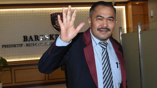 Pengacara Keluarga Brigadir Nofriansyah Yosua Hutabarat atau Brigadir J, Kamaruddin Simanjuntak menyapa wartawan saat tiba di Gedung Bareskrim Mabes Polri, Jakarta Selatan, Jumat (26/8/2022). Kedatangan pengacara Keluarga Brigadir J tersebut untuk melaporkan Ferdy Sambo dan istrinya, Putri Candrawathi terkait laporan palsu dugaan pelecahan seksual yang dilayangkan kepada mendiang Brigadir Nofriansyah Yosua Hutabarat atau Brigadir J dengan pasal yang disangkakan adalah pasal 317 dan 318 jo pasal 55 dan 56 KUHP. ANTARA FOTO/Indrianto Eko Suwarso/foc.