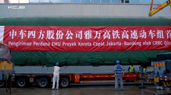 Potret Pengiriman Kereta Cepat Jakarta-Bandung, Diangkut Truk Besar Lanjut Naik Kapal