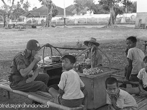 Foto Lawas Penjual Kopi hingga Bajigur, Jualan Pakai Pikulan