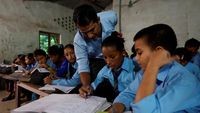 Ibu di Nepal Kembali Bersekolah dengan Sang Anak Imbas Kawin Lari