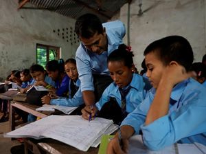 Ibu di Nepal Kembali Bersekolah dengan Sang Anak Imbas Kawin Lari