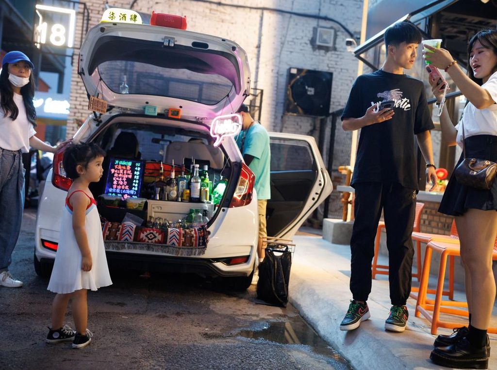 Keren! Pengangguran di China Sulap Mobil Jadi Toko Berjalan