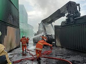 Alat Pengangkat Kontainer yang Terbakar Padam, Penyebab Masih Diselidiki Alat Pengangkat Kontainer yang Terbakar Padam, Penyebab Masih Diselidiki