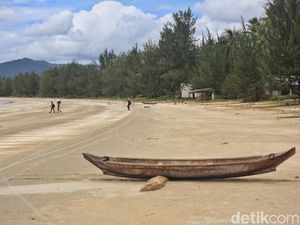 Putihnya Pasir di Pantai Padang Melang Anambas