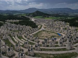 Kompleks Negeri Dongeng di Turki Ini Menjelma jadi Kota Hantu