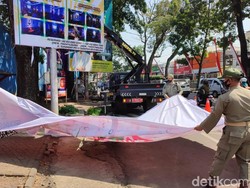 Satpol PP Turunkan Reklame Ajakan Minum Alkohol di Kota Malang