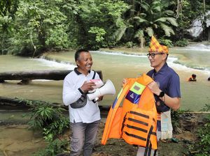 Sambangi Air Terjun Moramo, Sandiaga Beri Bantuan Alat Keselamatan