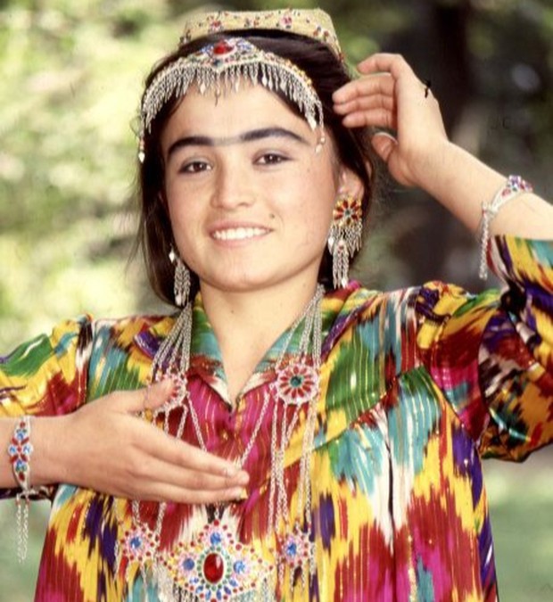 unibrow sebagai simbol kecantikan di Tajikistan