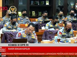 Kala Netizen Salah Fokus ke Staf Kapolri di Rapat DPR