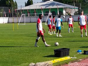 Persiapan PSM Vs Persib, Donald Bissa Latihan dengan Lutut Dibalut Perban