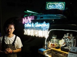 Tak Lagi Pengangguran, Pria Ini Sukses Buka Kedai Kopi Keliling di Mobil