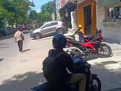 Pelajar Bawa Sajam Satroni SMA Komplek Surabaya Berakhir dengan Tawuran