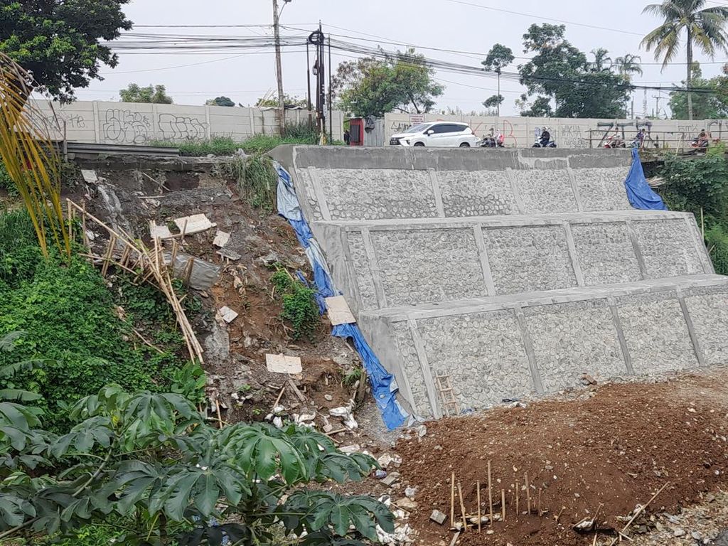 Akhirnya, Pembangunan Tembok Antilongsor Jl Raya Cilebut Bogor Rampung
