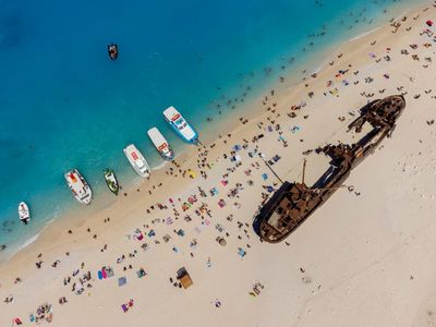 Terhipnotis Keindahan Pantai Kapal Karam di Yunani