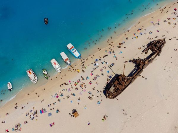 Terhipnotis Keindahan Pantai Kapal Karam di Yunani