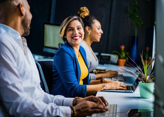 Terhubung dengan Rekan Kerja Kantor Baru / foto  : pexels.com/Jopwell