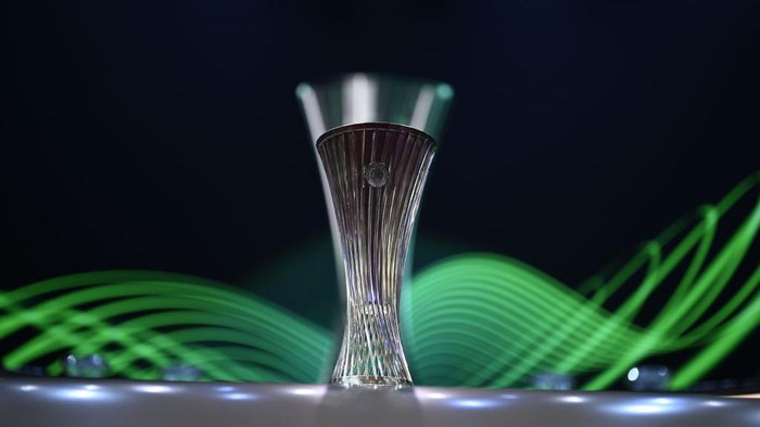 Trofi UEFA Conference League ISTANBUL, TURKIYE - AUGUST 26: The UEFA Europa Conference League trophy on stage during the UEFA Europa Conference League 2022/23 Group Stage Draw at Halic Congress Centre on August 26, 2022 in Istanbul, Turkiye. (Photo by Kristian Skeie - UEFA/UEFA via Getty Images)