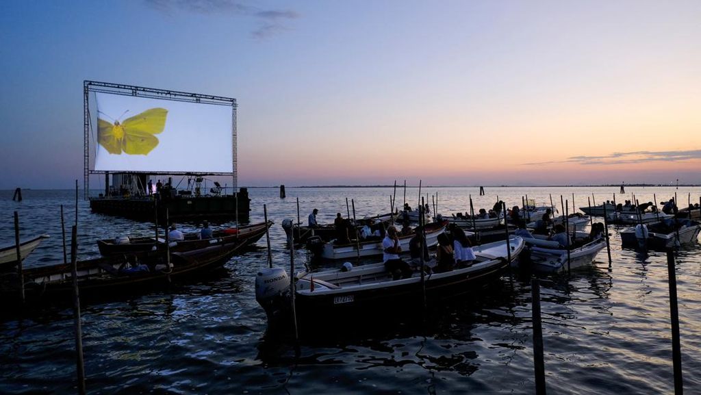 Begini Sensasi Unik Nonton Bioskop Terapung di Italia