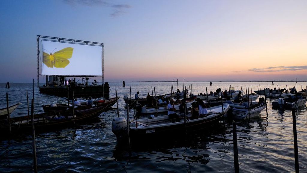 Begini Sensasi Unik Nonton Bioskop Terapung di Italia Begini Sensasi Unik Nonton Bioskop Terapung di Italia