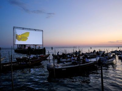 Begini Sensasi Unik Nonton Bioskop Terapung di Italia