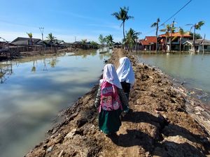 Kerja Keras Perbaiki Pendidikan di Tengah Banjir Rob Muara Gembong