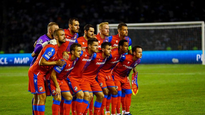 BAKU, AZERBAIJAN - AUGUST 17: Viktoria Plzen players pose for a team photo before the UEFA Champions League Play-Off First Leg match between FK Qarabag v Viktoria Plzen at Tofiq Bahramov Stadium on August 17, 2022 in Baku, Azerbaijan. (Photo by Aziz Karimov/Getty Images)