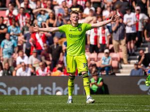 Bola 3 Kali Kena Tangan McTominay, MU kok Gak Dihukum Penalti?