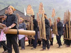 Angklung Dogdog Lojor, Alat Musik Jabar untuk Upacara Panen Padi Angklung Dogdog Lojor, Alat Musik Jabar untuk Upacara Panen Padi