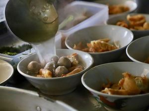 Bikin Tak Nafsu Makan! Netizen Temukan Benda Mirip Rambut Kemaluan di Bakso