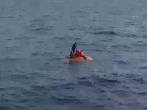 Dramatis! Momen Evakuasi 4 ABK Kapal Kargo yang Tenggelam di Makassar