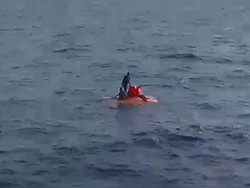 Dramatis! Momen Evakuasi 4 ABK Kapal Kargo yang Tenggelam di Makassar