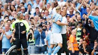 Cukup lama pula Pep Guardiola memeluk striker anyarnya tersebut. Foto: Manchester City FC via Getty Ima/Lynne Cameron - Manchester City