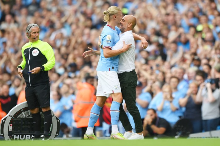 MANCHESTER, ENGLAND - AUGUST 27: Erling Haaland of Manchester City interacts with Pep Guardiola, Manager of Manchester City during the Premier League match between Manchester City and Crystal Palace at Etihad Stadium on August 27, 2022 in Manchester, England. (Photo by Shaun Botterill/Getty Images)