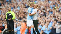 Di tepi lapangan, Pep Guardiola terlihat memberi apresiasi strikerinya itu dengan sangat antusias. Termasuk lewat pelukan. Foto: Getty Images/Shaun Botterill