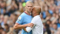 Bahkan ada yang bergurau Pep Guardiola yang kelewat antusias jadi terlalu lama memeluk Erling Haaland. Sampai-sampai Haaland terlihat ingin segera melepaskan diri dari pelukan manajernya itu. Foto: Getty Images/Shaun Botterill  