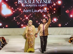 Dekranasda Garut Kenalkan Tenun Garut di Fashionality Modest Mode 2022