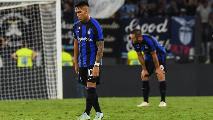 ROME, ITALY - AUGUST 26: Lautaro Martinez of FC Internazionale looks dejected during the Serie A match between SS Lazio and FC Internazionale at Stadio Olimpico on August 26, 2022 in Rome, Italy. (Photo by Silvia Lore/Getty Images)