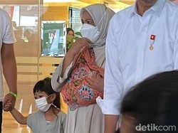 Momen Iriana Jokowi Gendong Panembahan Al Saud Pakai Jarik