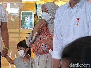 Momen Iriana Jokowi Gendong Cucu Kelima dengan Jarik Batik Momen Iriana Jokowi Gendong Cucu Kelima dengan Jarik Batik