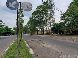 Hati-hati, Lubang Berbahaya di Jalan Dekat Kantor DPRD Sukabumi